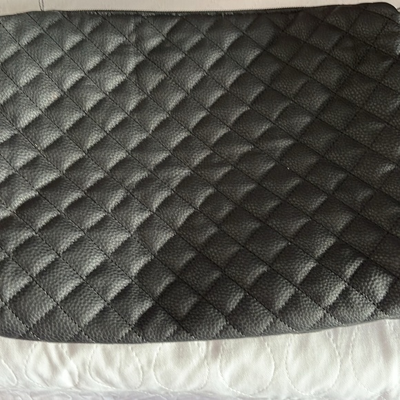 EUC Padded & Quilted ipad or computer case 15 x 11.5 - Picture 2 of 2